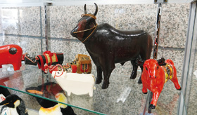大きな牛はカンボジアの木製民芸品。右隣はスペインの陶製の闘牛