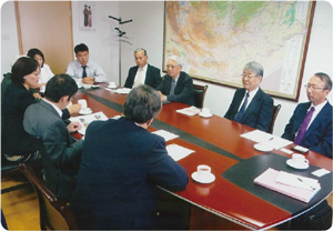 モンゴル国の技術協力協議 （ウランバートルJICA事務所で）（2011.7）