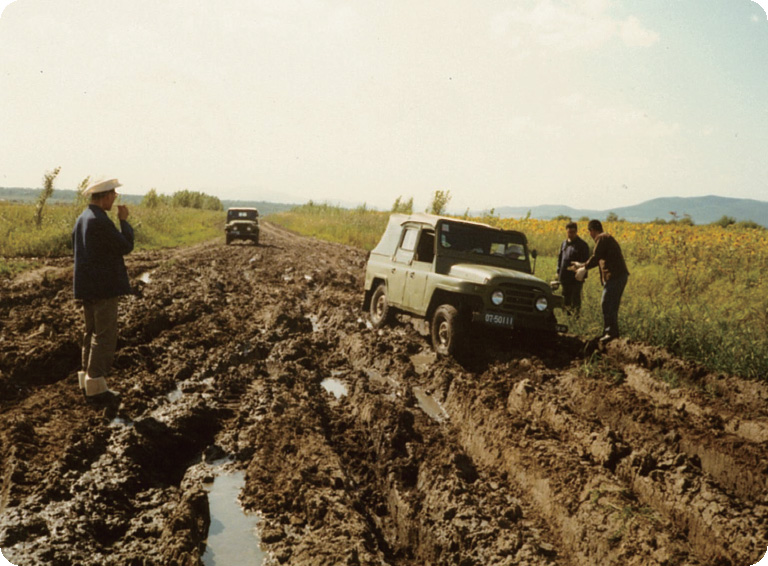 四輪駆動車もぬかるみの悪路にはまる（1981.9）
