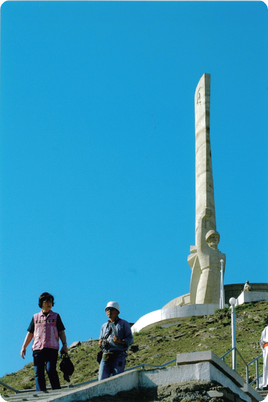 ザイサンの丘、頂上の塔