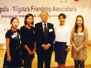 過去に毎年1人ずつ新潟大学へ県費留学生として来港した4名と （平成24年8月21日）