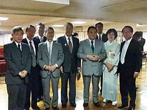 授勲後、フレルバータル特命全権大使を中心に中山ご夫妻、森新潟県副知 事、若林新潟市副市長らと記念撮影 （平成24年7月10日）