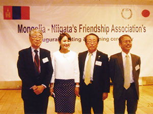 ウランバートル市で設立した、モンゴル新潟県親善協会設立祝賀会で 右より、若林新潟市副市長、森新潟県副知事、県費留学生、中山理事長 （平成24年8月21日）