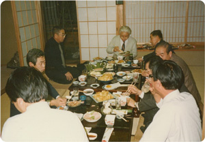 新潟大学教授の皆さんが1月3日声がけせずとも自然に集まって新年会  中山宅で（1990.1）